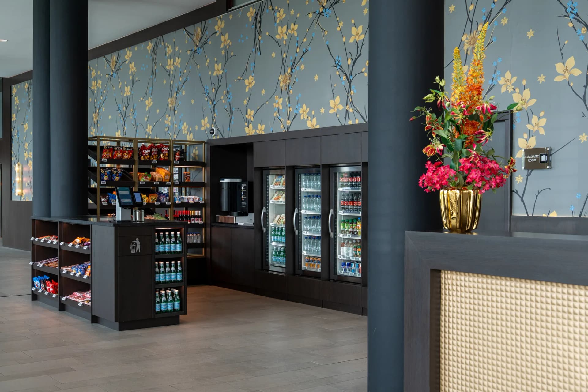Park Plaza Airport — Lijnden, unmanned lobby market